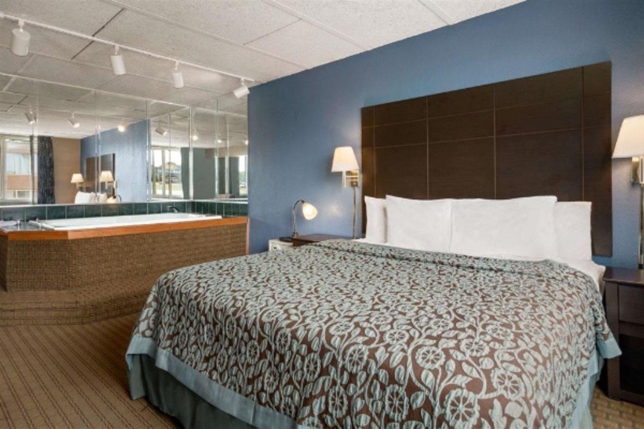 Days Inn By Wyndham Willoughby/Cleveland Exterior photo